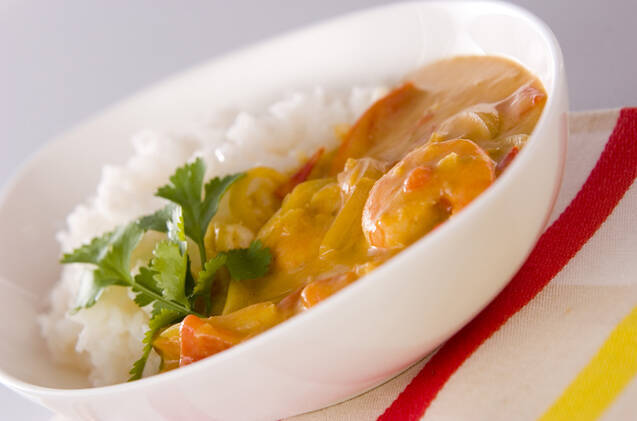 白い器に盛られたえびとトマトのココナッツミルクカレー
