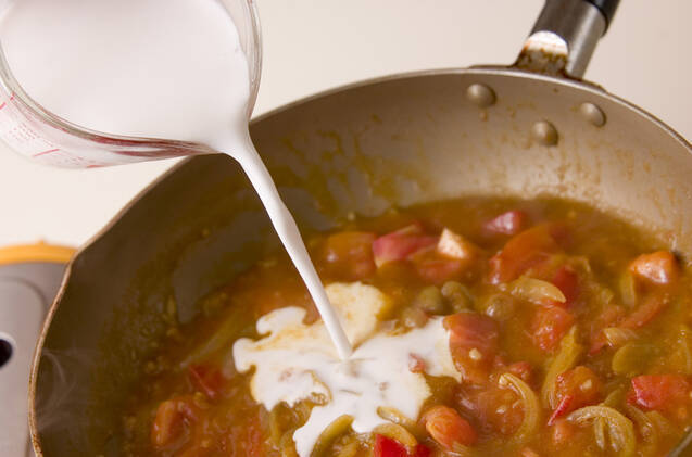 エビトマトのココカレーの作り方の手順3