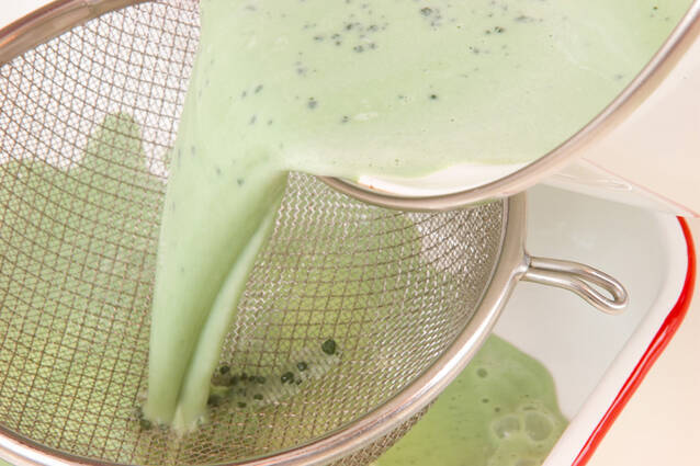 ぷるぷる抹茶・いちご添えの作り方の手順6