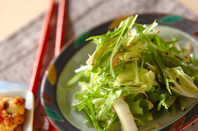和食器に盛り付けた水菜ときゅうりのマスタード和え