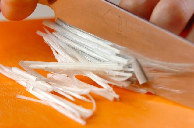 白髪ネギとハムの中華風サラダの作り方の手順1