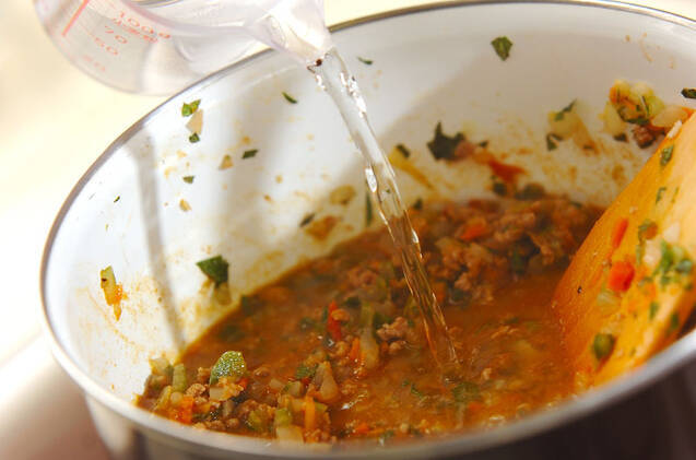 セロリたっぷりのドライカレーの作り方の手順4