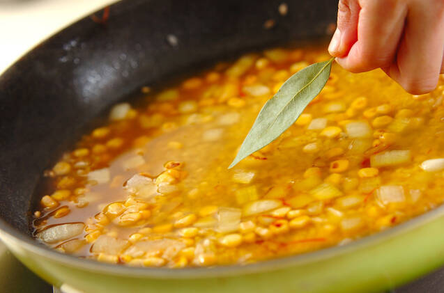 お家で簡単！フライパンで作るシーフードパエリアの作り方の手順12