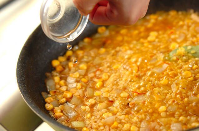 お家で簡単！フライパンで作るシーフードパエリアの作り方の手順13