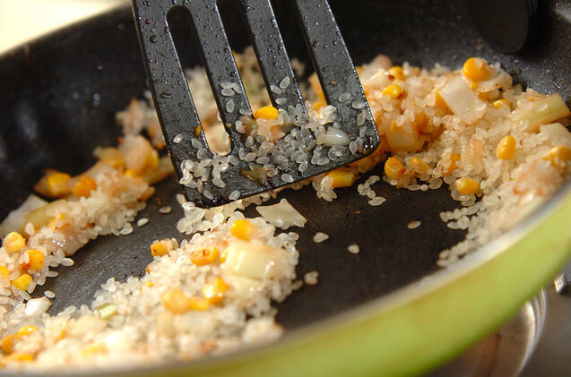 お家で簡単！フライパンで作るシーフードパエリアの作り方の手順11