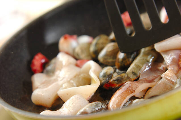 お家で簡単！フライパンで作るシーフードパエリアの作り方の手順10