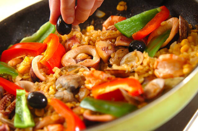 お家で簡単！フライパンで作るシーフードパエリアの作り方の手順15