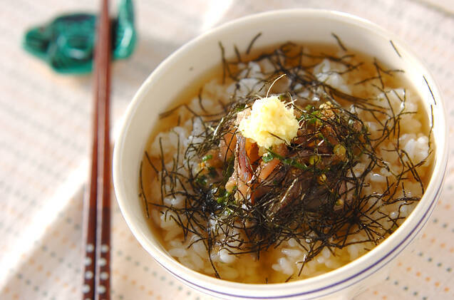 青い線の白い器に入ったごまあじお茶漬け