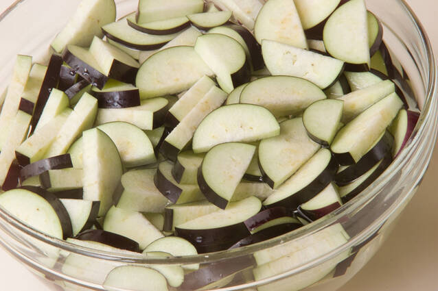 ナスのゴマ酢和えの作り方の手順1