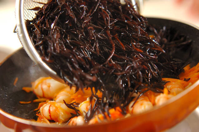 エビとヒジキの炒め煮の作り方の手順2