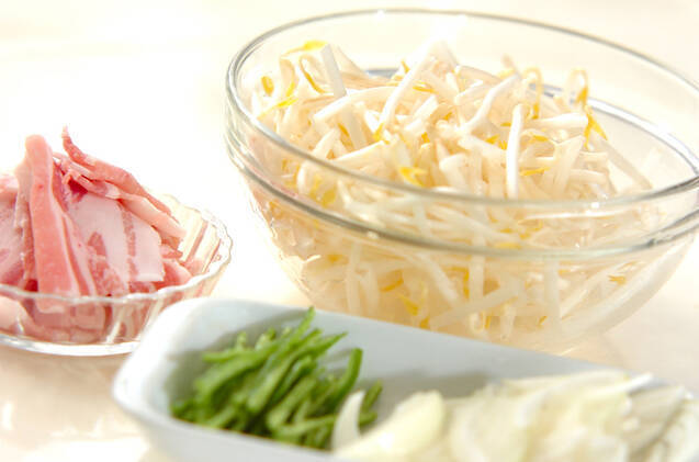 シャキシャキモヤシ炒めオムレツの作り方の手順1