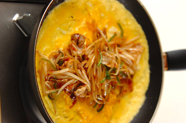 シャキシャキモヤシ炒めオムレツの作り方の手順4