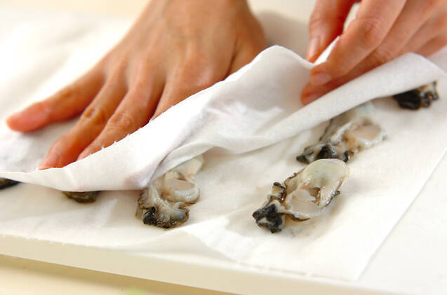 カキのゴマみそバタースープの作り方の手順1