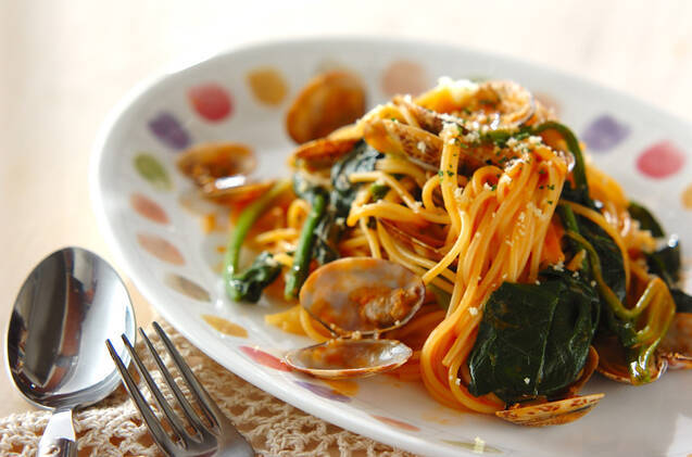 長皿に盛りつけられたあさりとほうれん草のトマトクリームパスタ