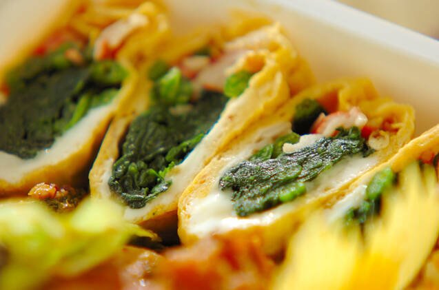 ホウレン草とカニカマの卵巻き