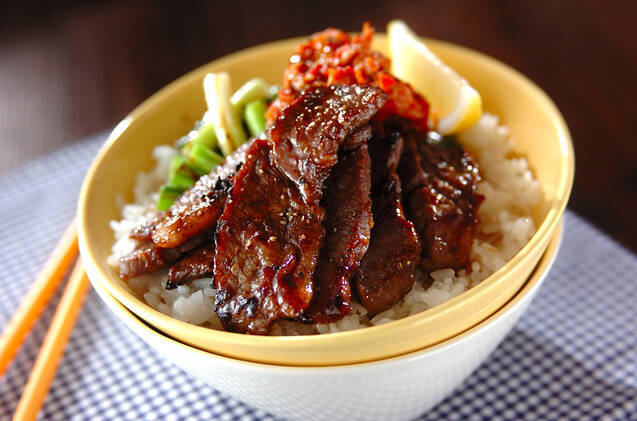 焼き肉とキムチと青菜の丼とレモン