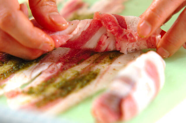 豚バラのパプリカ巻きバジル風味の作り方の手順3