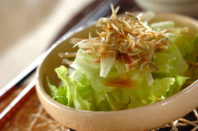 ウッドボウルに盛り付けたレタスのみょうがのサラダ