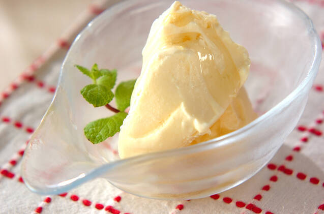 透明の器に盛られた生姜はちみつアイス