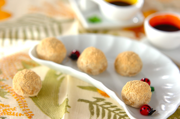 白い三日月型の器に盛られたきな粉クッキー