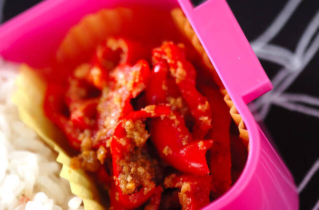 赤ピーマンのゴマ和え