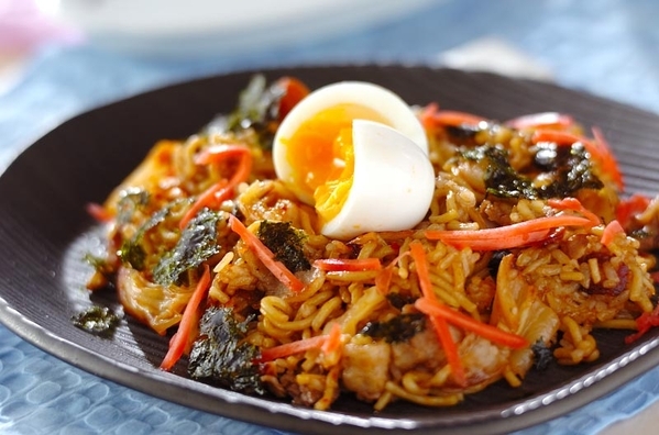 黒いお皿にそばめし豚キムチが盛られている様子