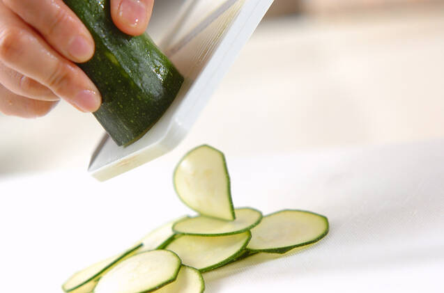 ズッキーニのサラダの作り方の手順1