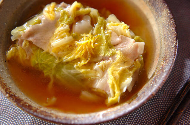 焼きものの器に盛られた、あんかけ白菜と豚肉の重ね蒸し