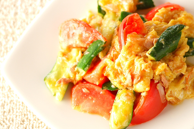 ツナとトマトの卵炒め 副菜 のレシピ 作り方 E レシピ 料理のプロが作る簡単レシピ