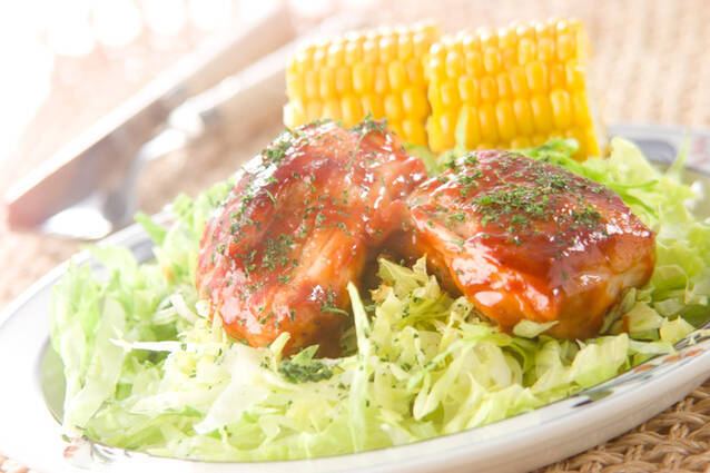 たっぷりのキャベツの上にのった鶏肉のケチャップ焼き