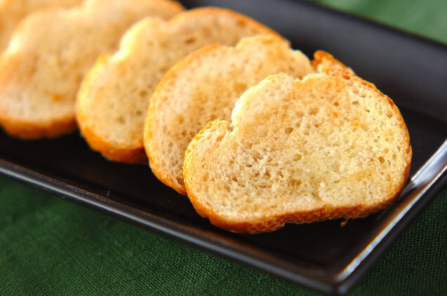 黒い四角の皿に盛られた砂糖醤油ラスク