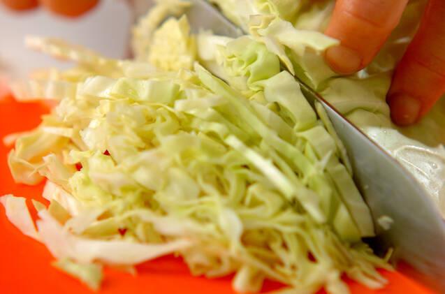 野菜ひとつ！春キャベツのシンプルコンソメスープの作り方の手順1