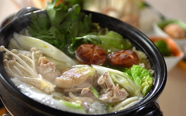 黒い土鍋に入った鶏軟骨の鶏鍋