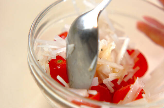 トマトと大根のシンプルサラダの作り方の手順2