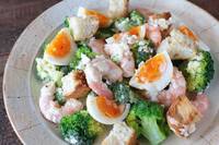 おもてなしにも！エビとブロッコリーの彩りバゲットサラダ