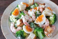 おもてなしにも！エビとブロッコリーの彩りバゲットサラダ