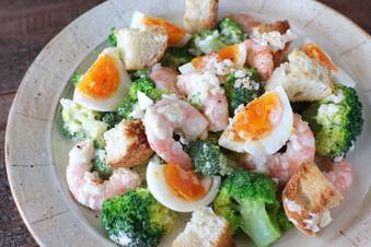 おもてなしにも!エビとブロッコリーの彩りバゲットサラダ