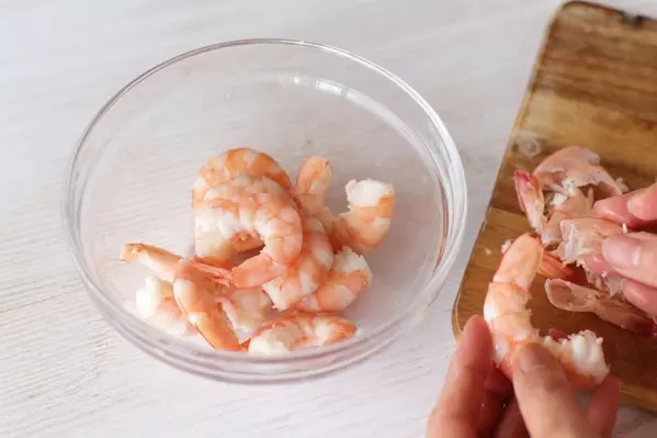 おもてなしにも!エビとブロッコリーの彩りバゲットサラダの作り方1