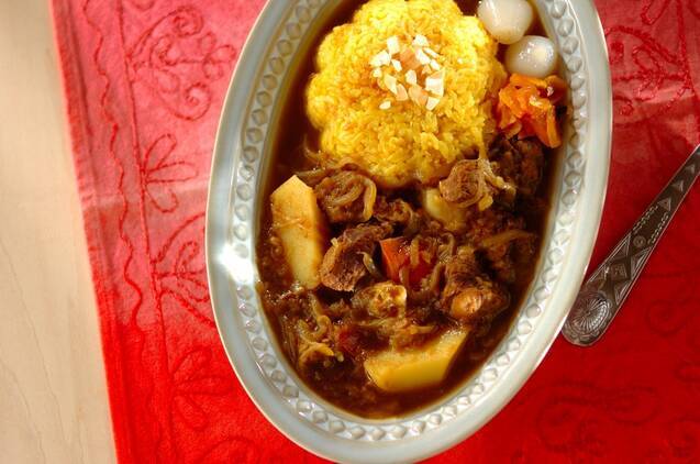 銀色の皿に盛りつけられたビーフカレー