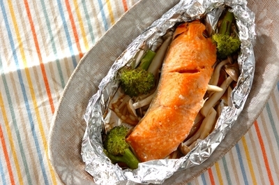 鮭とキノコのホイル焼きのレシピ 作り方 E レシピ 料理のプロが作る簡単レシピ