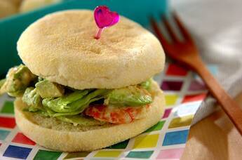 アボカドとエビのタルタルサンド