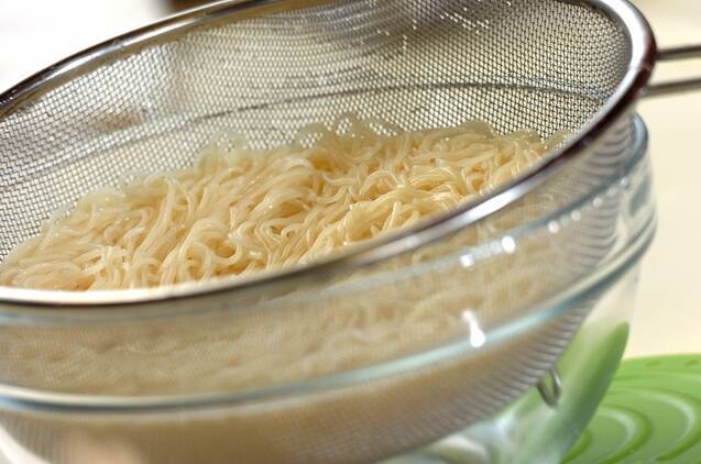 豚肉とシメジのつけ素麺、スダチの香りの作り方の手順3