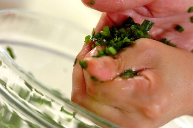 スタミナUP！たっぷりニラ入り焼き餃子の作り方の手順1