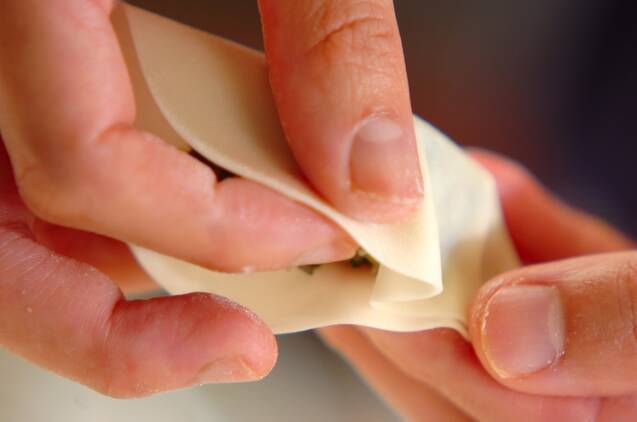 スタミナUP！たっぷりニラ入り焼き餃子の作り方の手順4