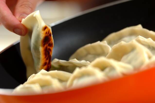 スタミナUP！たっぷりニラ入り焼き餃子の作り方の手順5