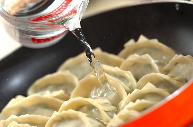 スタミナUP！たっぷりニラ入り焼き餃子の作り方の手順6