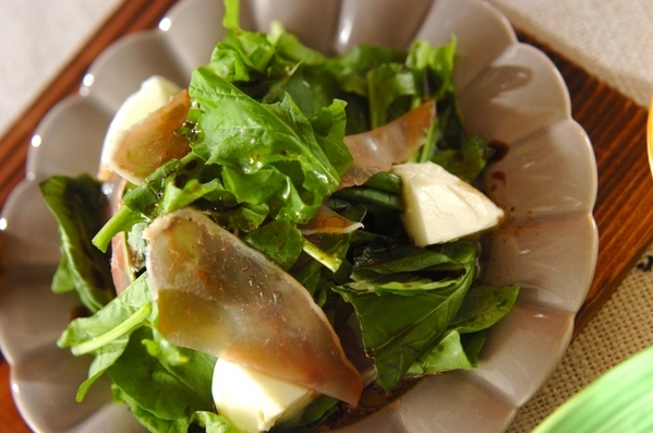 花型のお皿に盛られた生ハムとモッツァレラチーズのサラダ