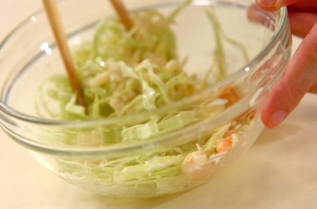 エビとホタテのコールスローの作り方の手順2