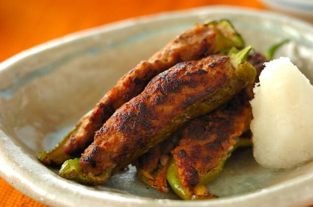 和食器に肉詰めと大根おろしが添えてある