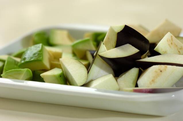 ナスアボカドグラタンの作り方の手順1